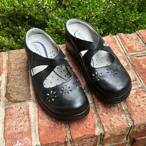 KLOGS Footwear black leather clogs size 8.5 M comfort clogs shoes